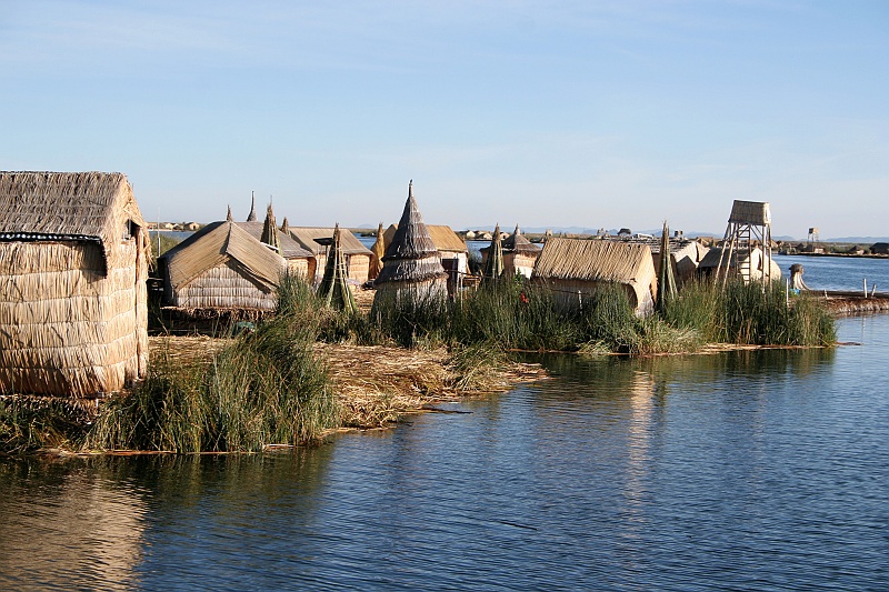 Rafal i Beatka_super-51.JPG - A to już jedna ze sztucznych wysepek na jeziorze Titicaca. Żyją tam indianie Uros, którzy kiedyś trudnili się rybołówstwem. (Zdjęcie: Beatka i Rafał)